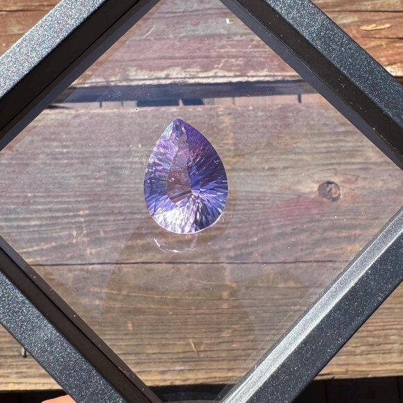 26 carat Brazilian Amethyst in floating display case - Picture 3 of 7